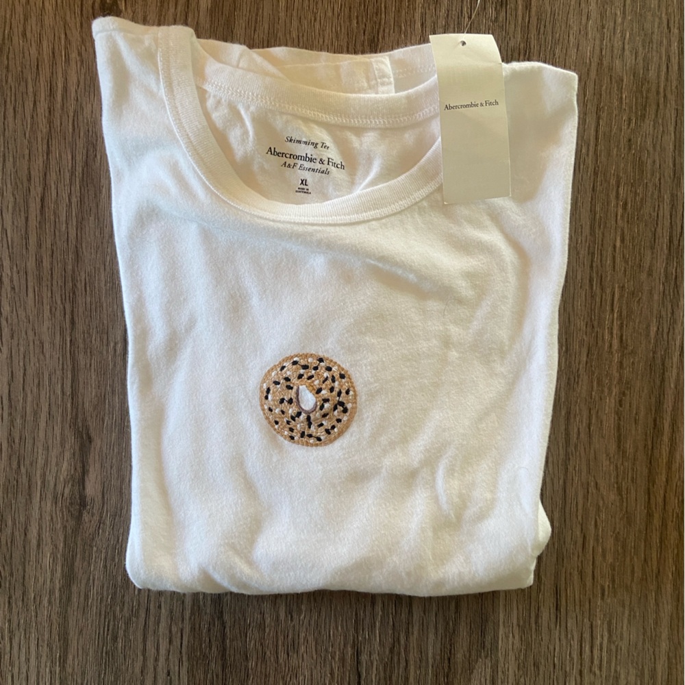 NWT Abercrombie & Fitch Women's
Short-Sleeve bagel Graphic Skimming Tee — XL